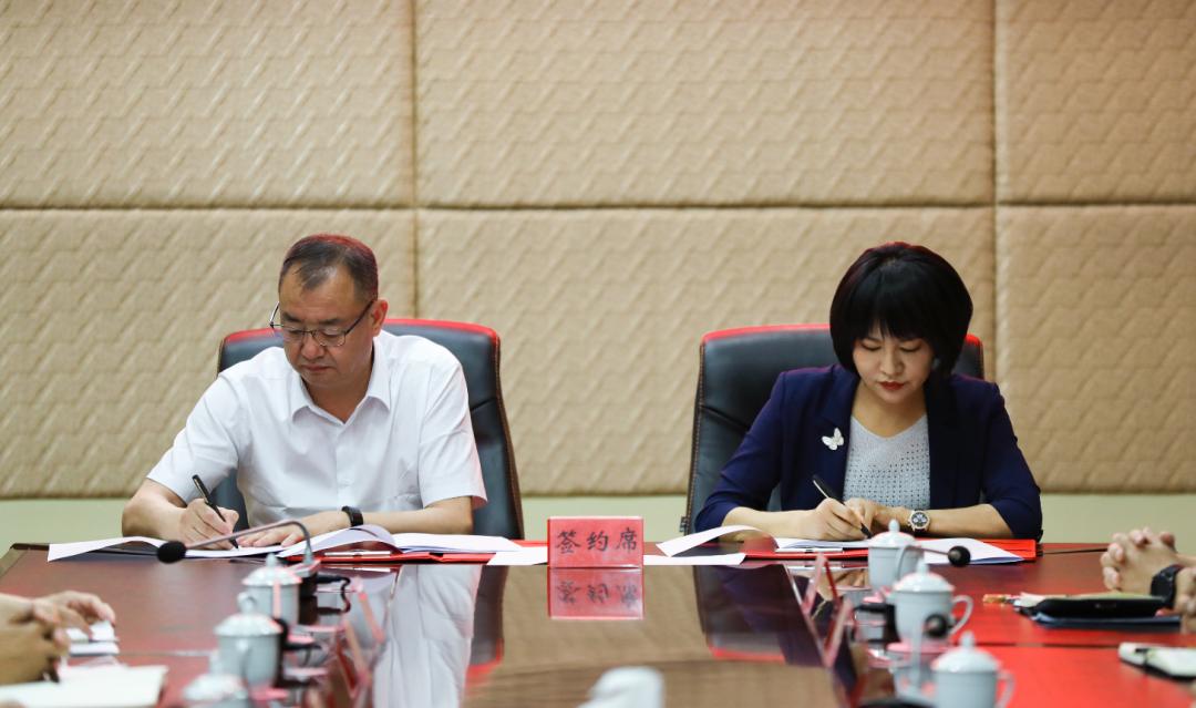 喀什市委副书记,常务副市长李强主持仪式并讲话.