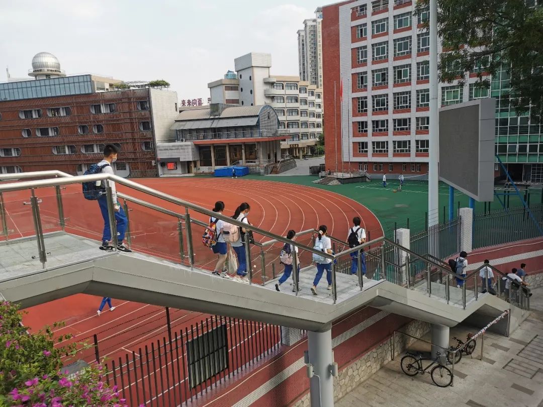项目建设包括在华师附属中学与广州第113中学中间的马路新增人行天桥；交