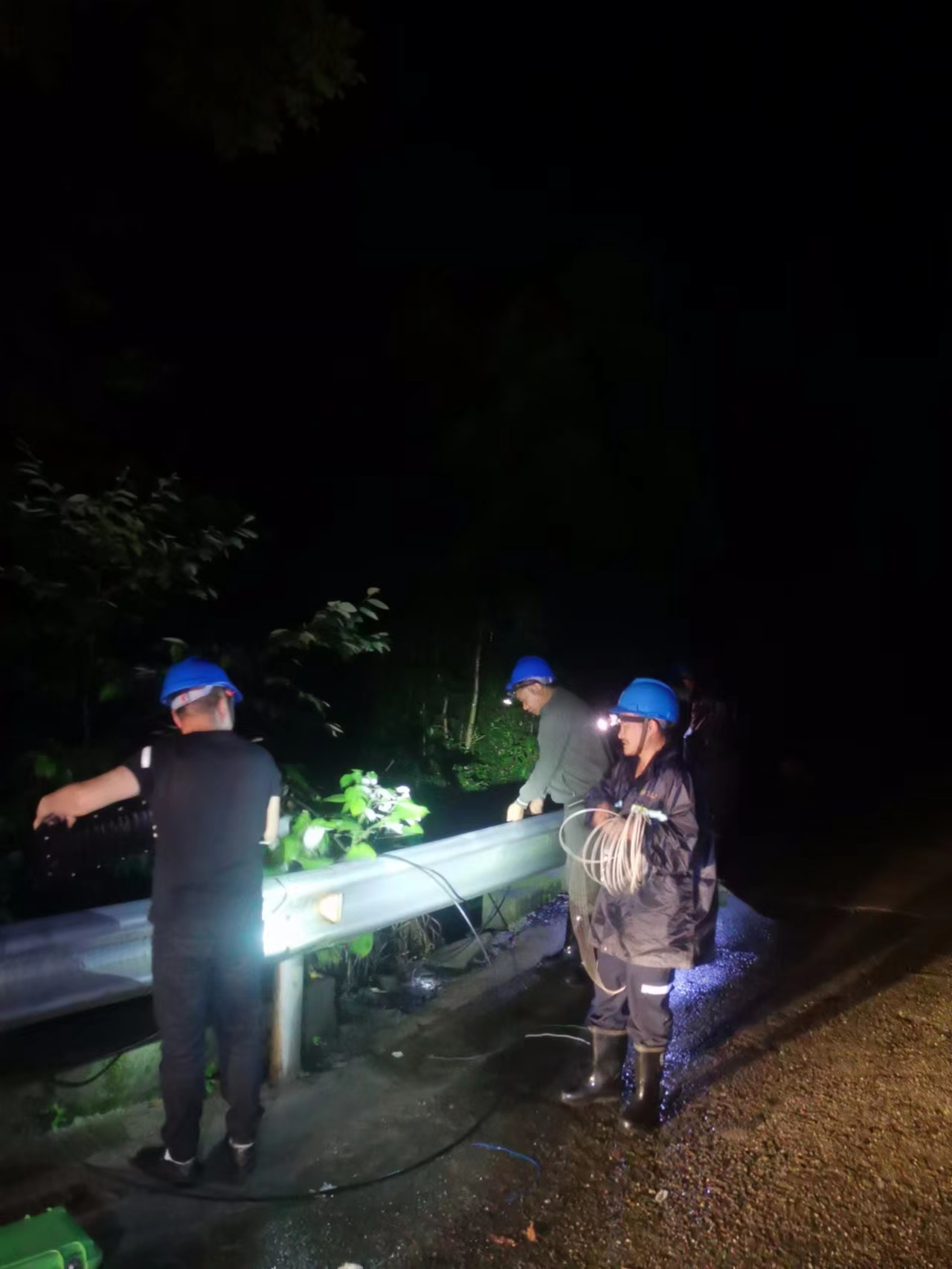 经过一天的紧张抢修,库区通信在晚上八点左右陆续恢复,晚上九点完全