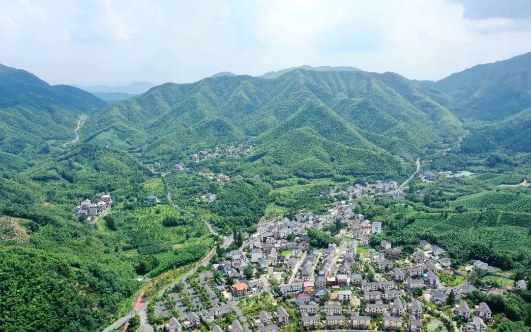 径山村位于杭州西郊村庄四周群山环抱,古木参天,山峦重叠