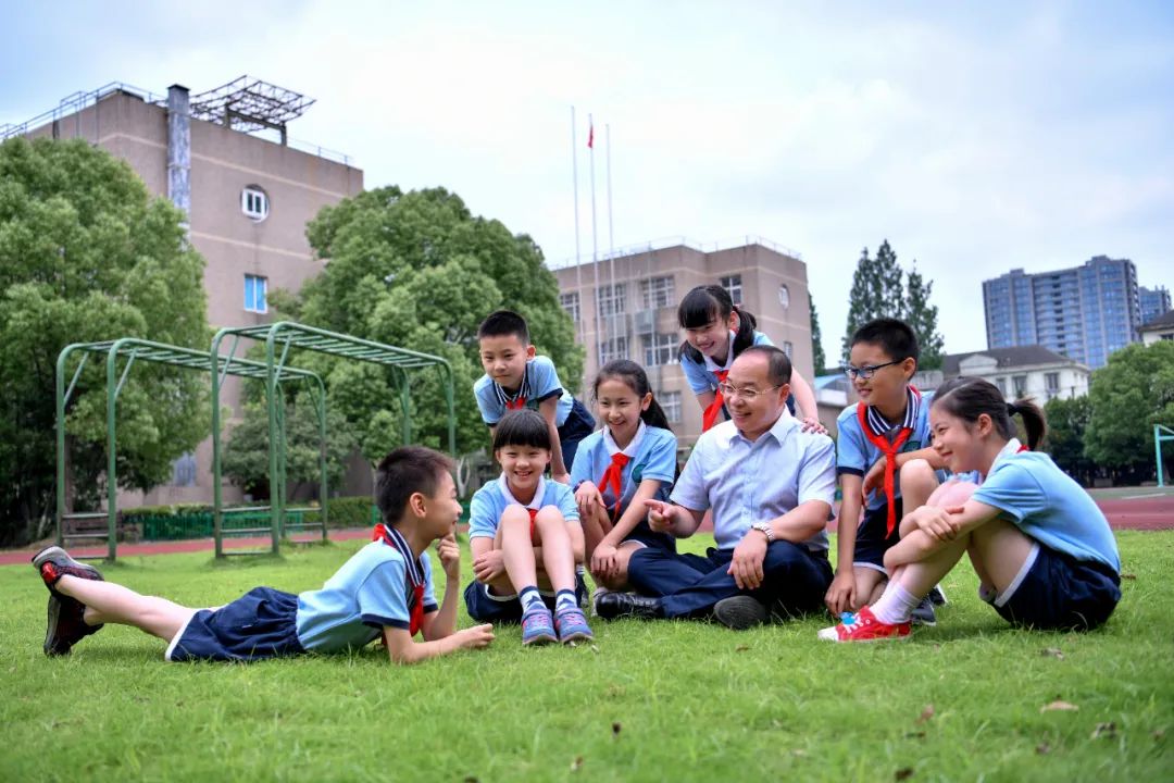 低头半亩地抬头梦可栖杭州市拱宸桥小学教育集团校长郁明因教育而和谐