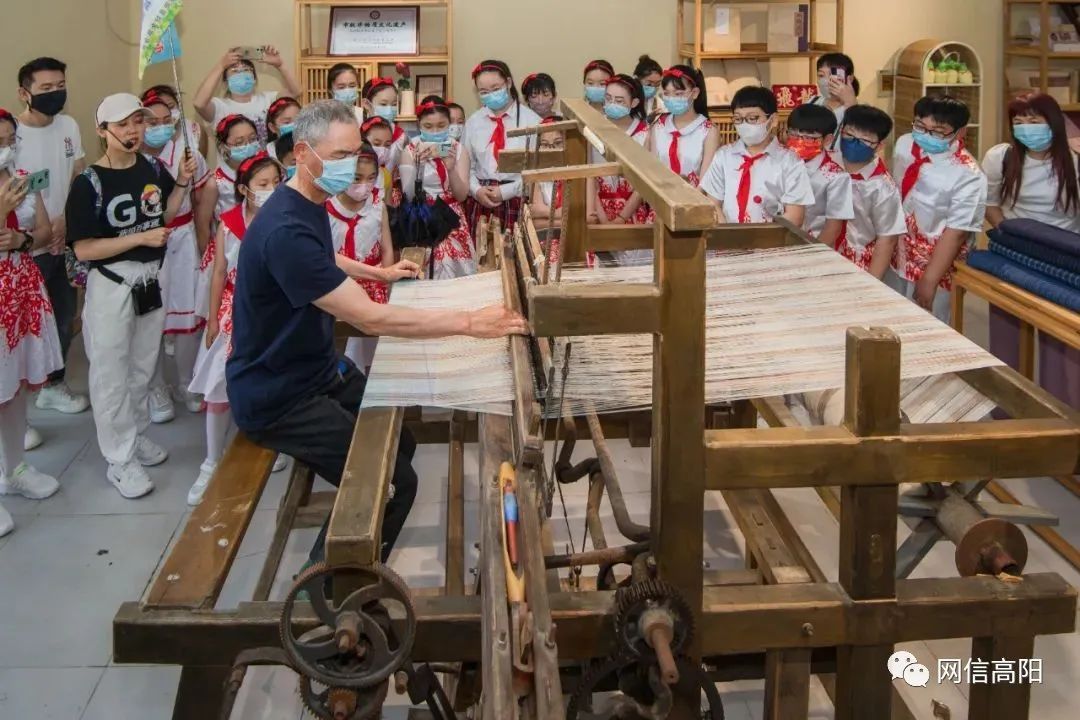 学生们先后参观游览了高阳县巾巾乐道产业育成中心,纺织博物馆,永亮
