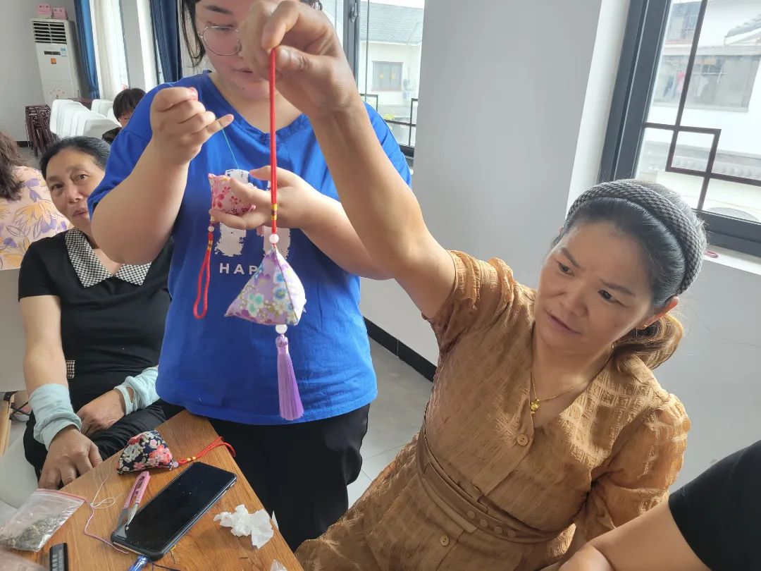 萋萋艾草香巧手绣香囊县纪委监委县妇联开展端午节主题活动