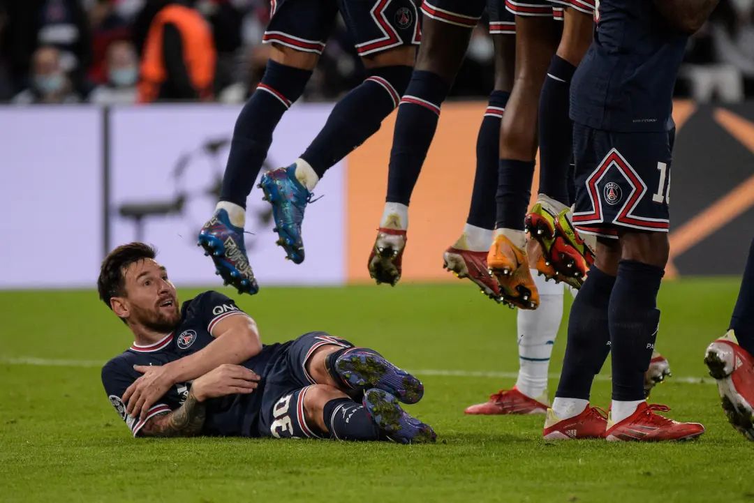 梅西防守任意球 图据ic photo