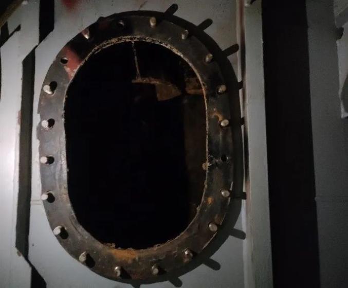 缺陷描述:锚链管上道门缺失,不能保证水密.法规依据:第3篇第2章第2.