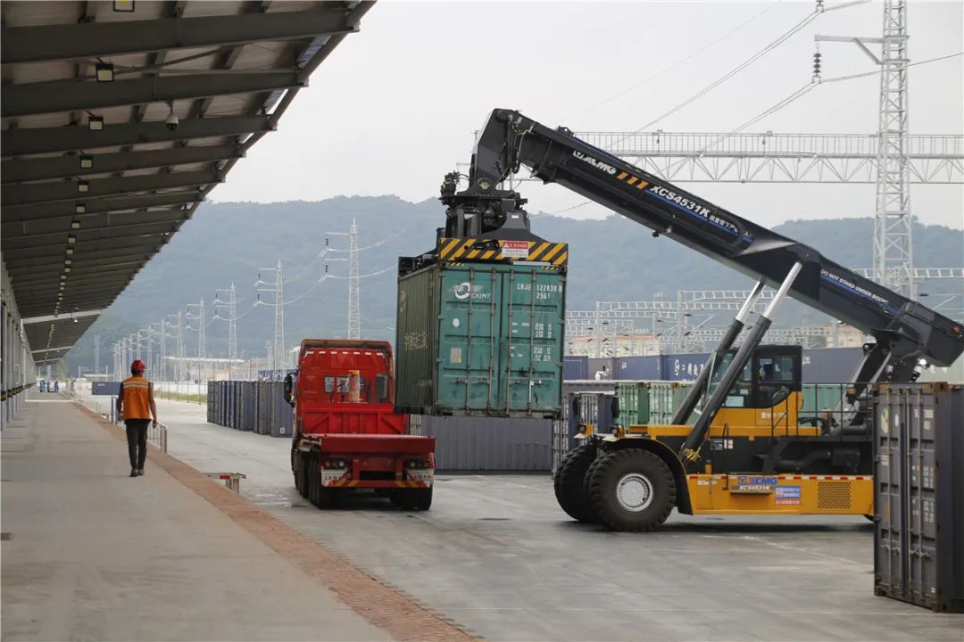 普洱车务段生产调度指挥中心加强日常运输组织工作,及时掌握装卸车