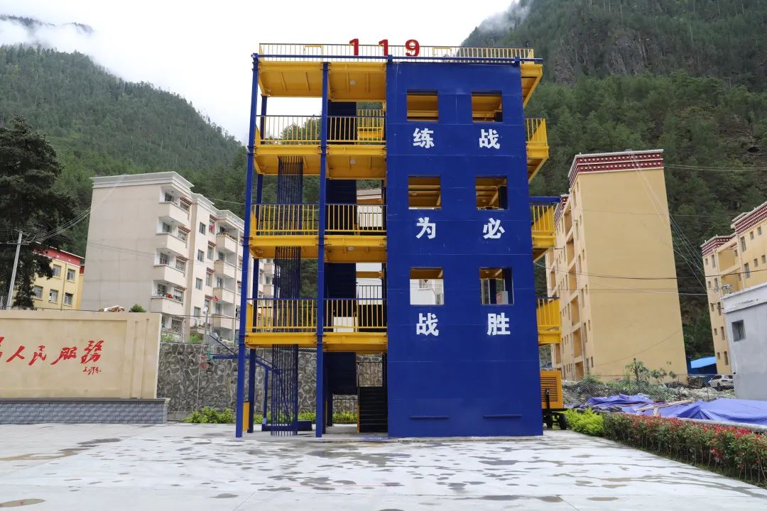 林芝市察隅县消防救援大队营区内的训练塔以青山为幕△林芝市察迂县