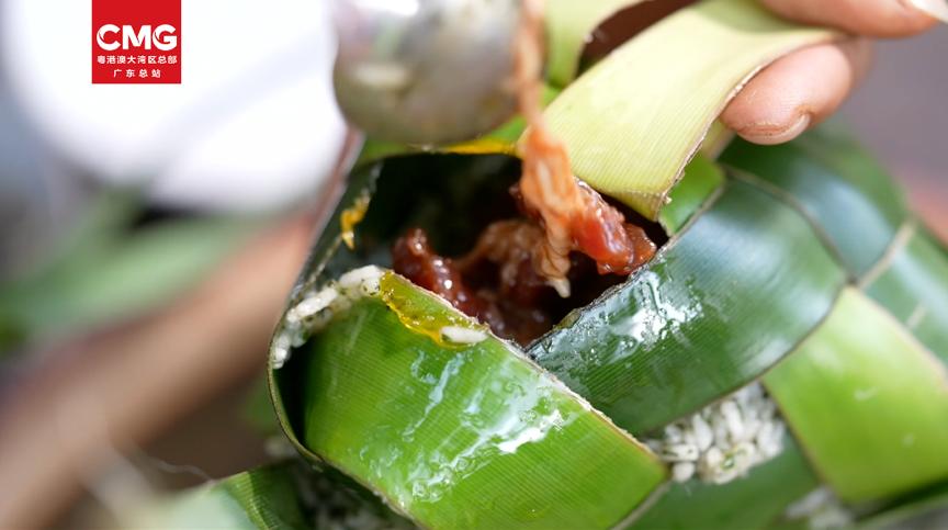 封口后放进锅里大火熬煮两个小时即可出锅这样的粽子趣味横生又香糯