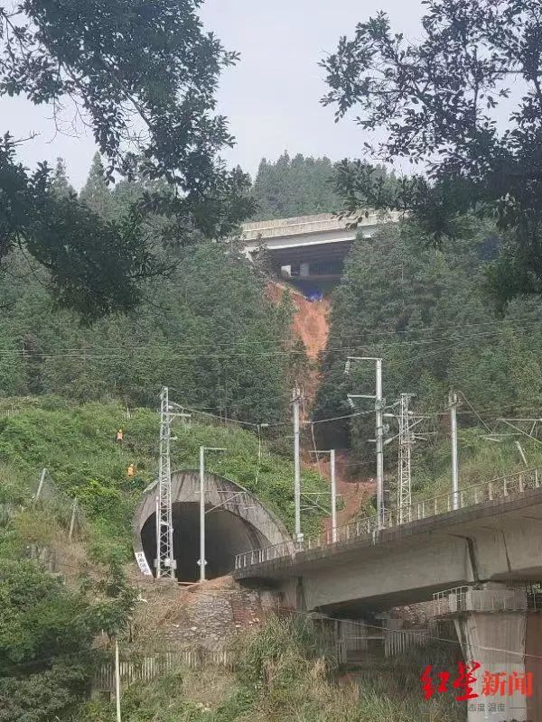 火车撞隧道图片