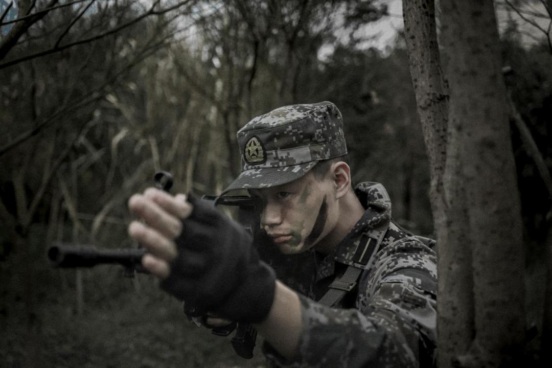 今天27所军校学员为高考学子加油助威