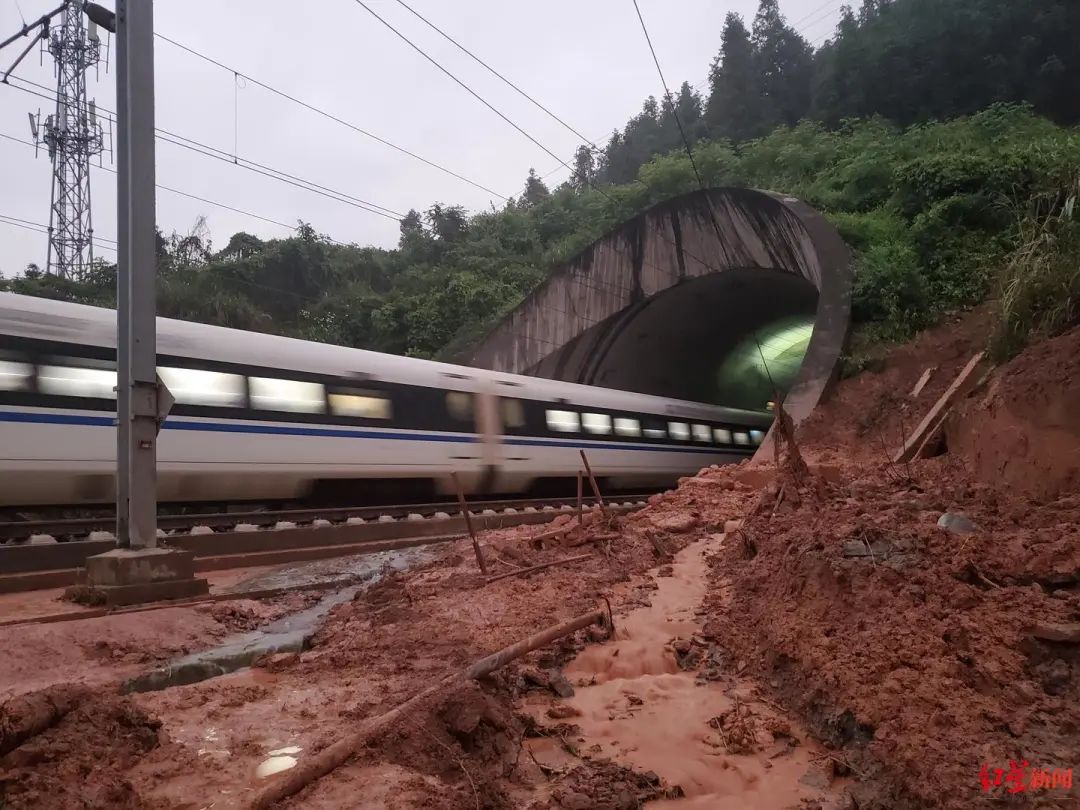 原创（6556次列车事故）629列车事故，重走D2809次列车事故发生地，村民：雨连下了三周，桥墩护坡的土方三年没长草，茶狐杯copfox官网，长阳不破，
