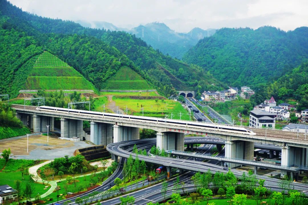 復興號列車穿梭在杭黃高鐵線的崇山峻嶺之間.