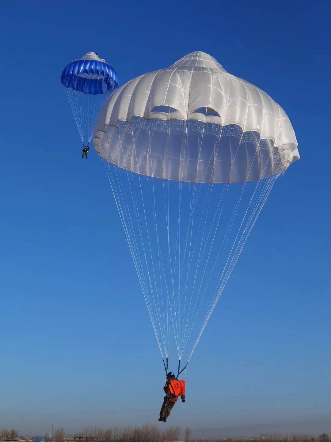每次出行都是生死考验8年跳伞超千次的90后试跳员