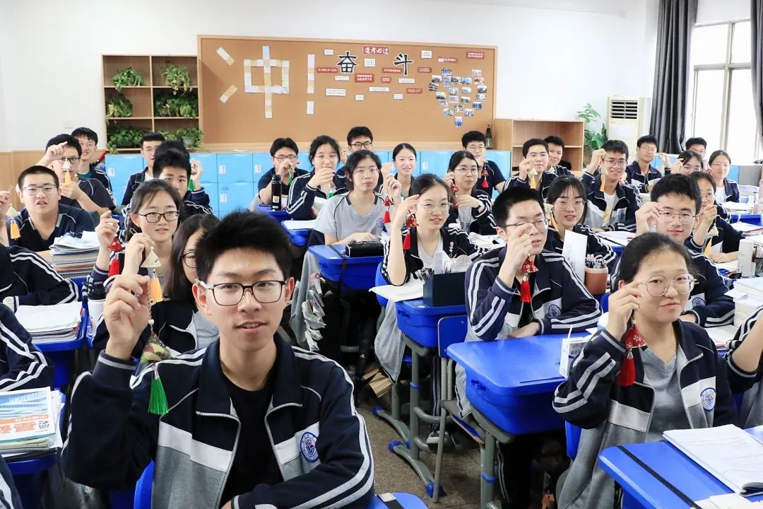 近日,诸暨二中拍摄了一则《二中,冲》的短片,为今年参加高考的二中