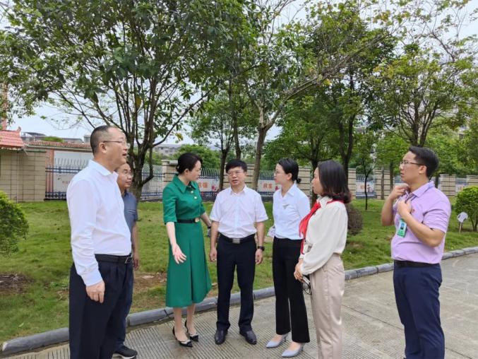 5月30日上午,区领导石玉琳,何兵,谢静带领区教育局,妇联,团委主要负责