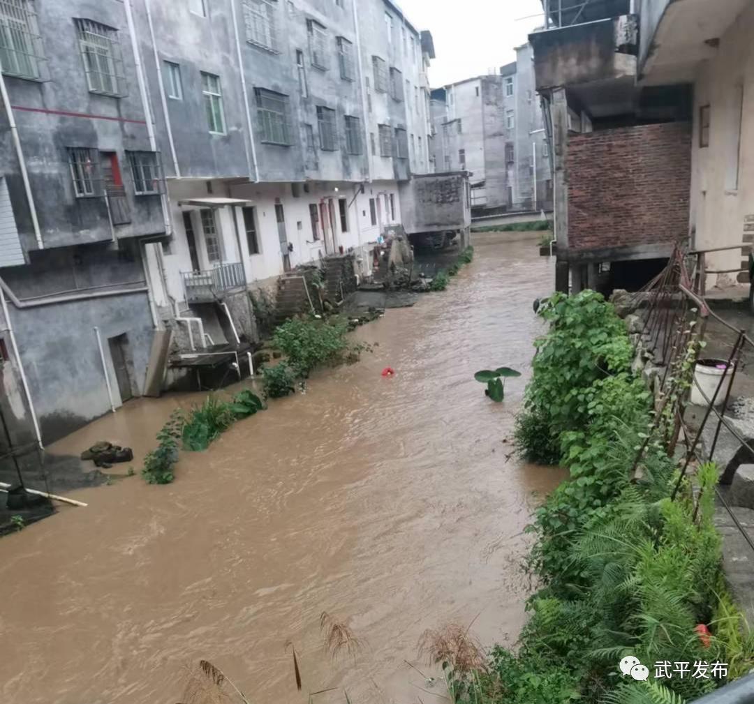 暴雨预警武平强降雨仍将持续切记注意防范直击现场