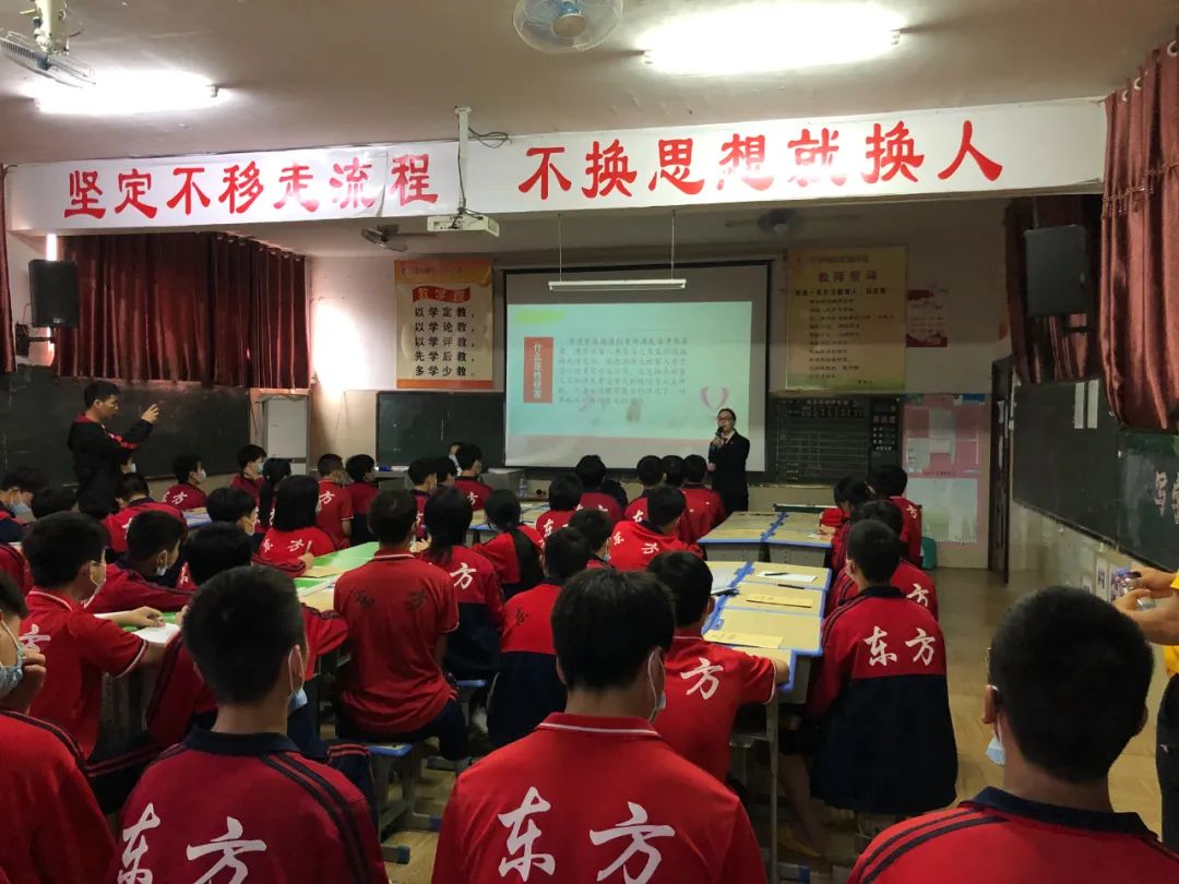5月28日下午,新化法院少年法庭联合县妇联走进新化县东方文武学校,为