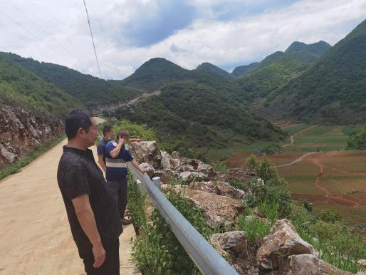 砚山县法院党组成员副院长傅得斌到阿猛镇阿绞村指导防汛应急工作