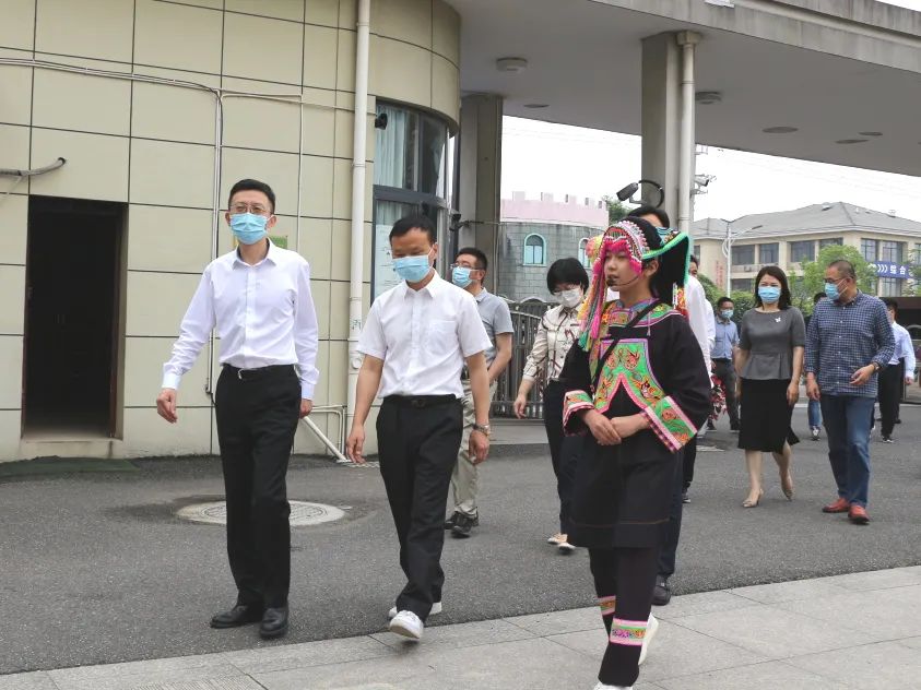 浙里石榴红县委书记授牌民族团结花开龙游北辰小学