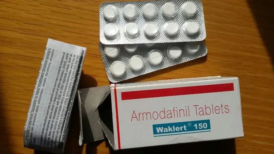 莫达非尼是一种觉醒促进剂,可以缩短睡眠时间,延长觉醒时间,主要用于