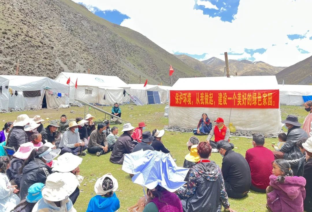 6月5日,那曲市生态环境局比如县分局组织各乡镇,各虫草采集点开展"六