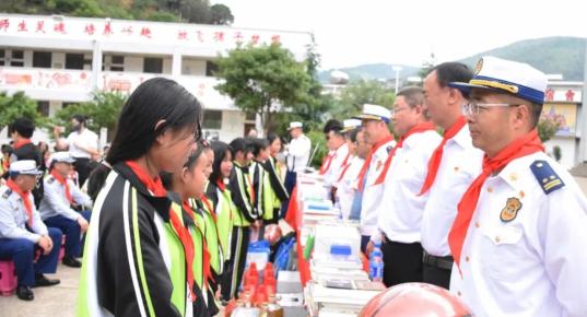云南省森林消防总队保障部党支部开展“薪火相传 捐资助乐鱼全站app下载学”联合主