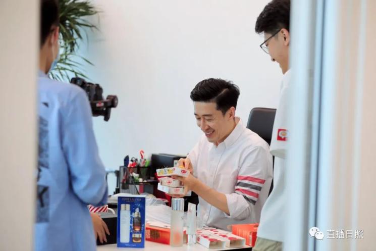 孙浩茗似乎有着用不完的精力,他每天的行程都被安排得满满当当.