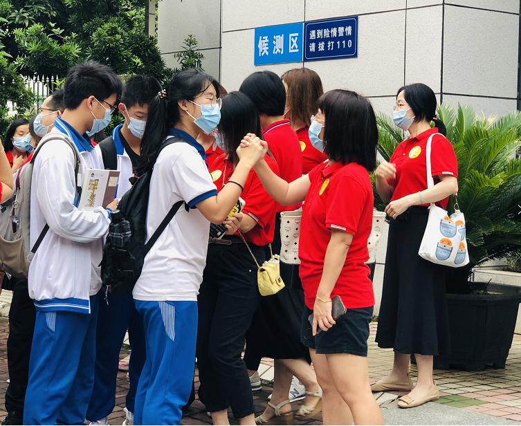 高考开考今早肇庆考场外发生这一幕幕