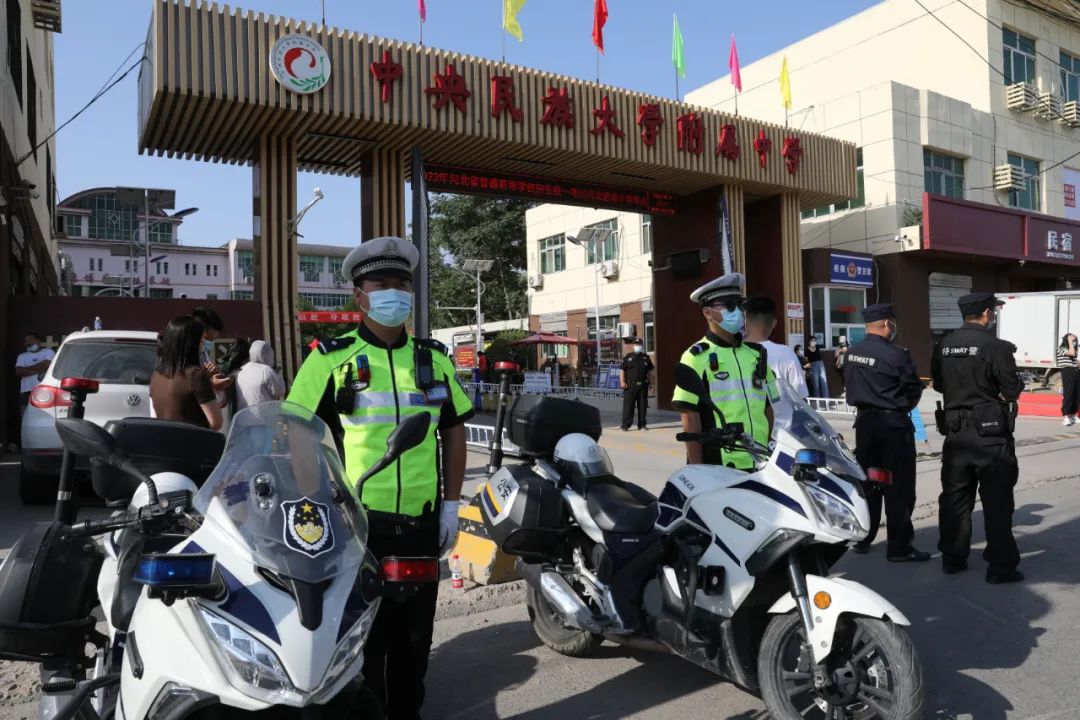 高考第一天那些坐著警車參加高考的考生和老師們護航高考交警同行