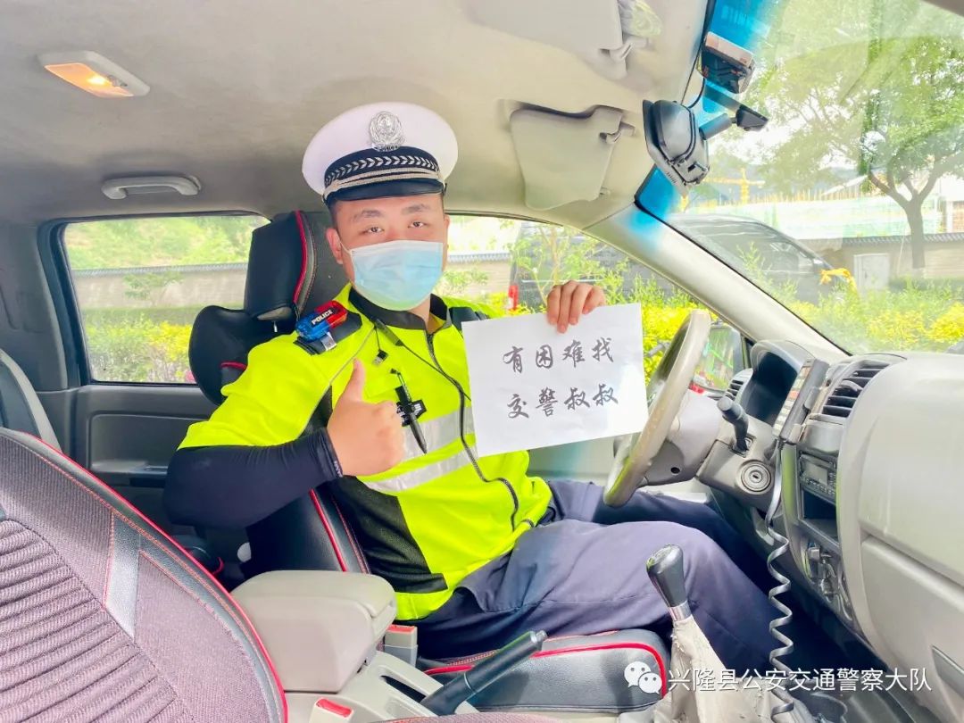 高考第一天那些坐着警车参加高考的考生和老师们护航高考交警同行