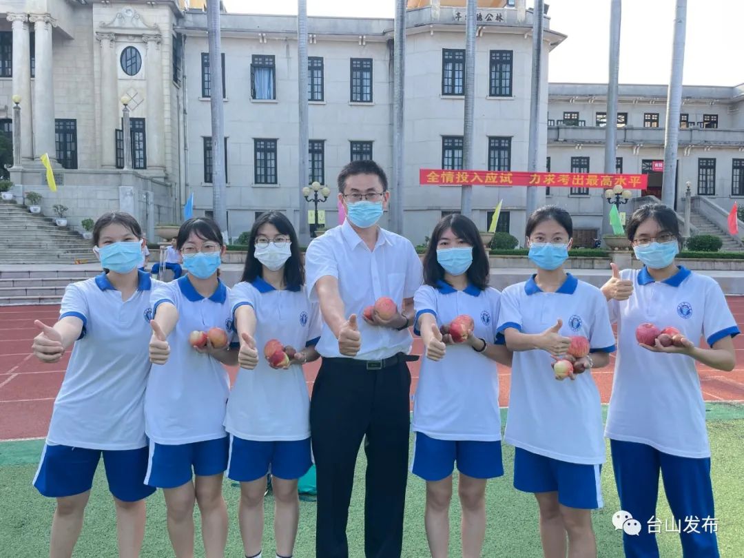 台山侨中考点考生跨过凯旋门高考大捷成功上岸送考老师身着红色上衣与