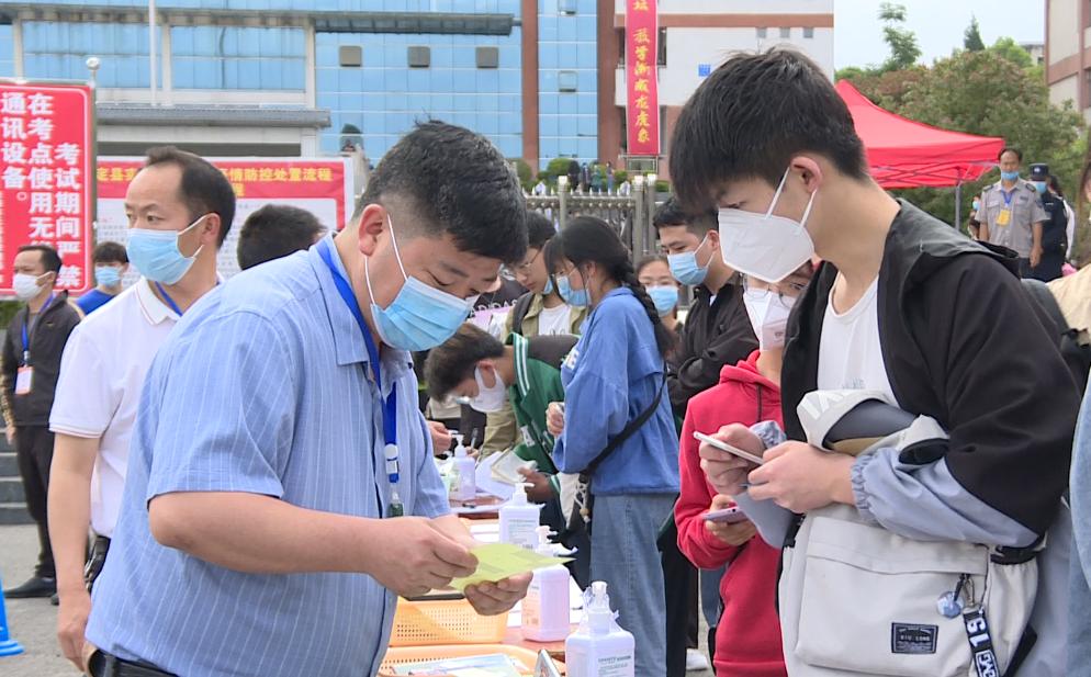 上午7点整,在县实验高中和县一中两个高考考点,普定县多个部门工作