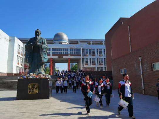 金洁 摄在任丘一中北校区考点外,考生在进入考场前和老师握手.