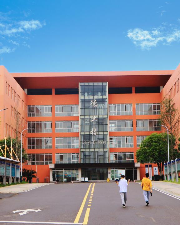 是否还会想着去教室看看a506,b304……还记得你的学院那显眼的楼名吗