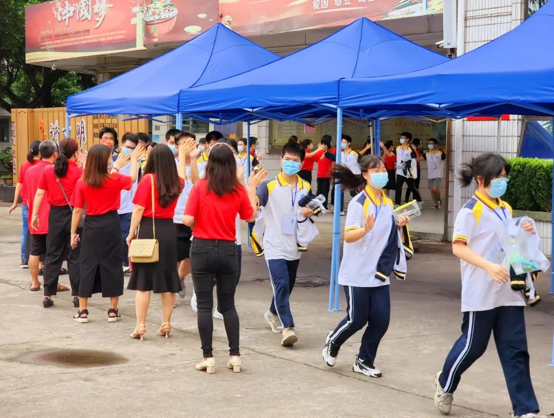 江门市怡福中学校服图片