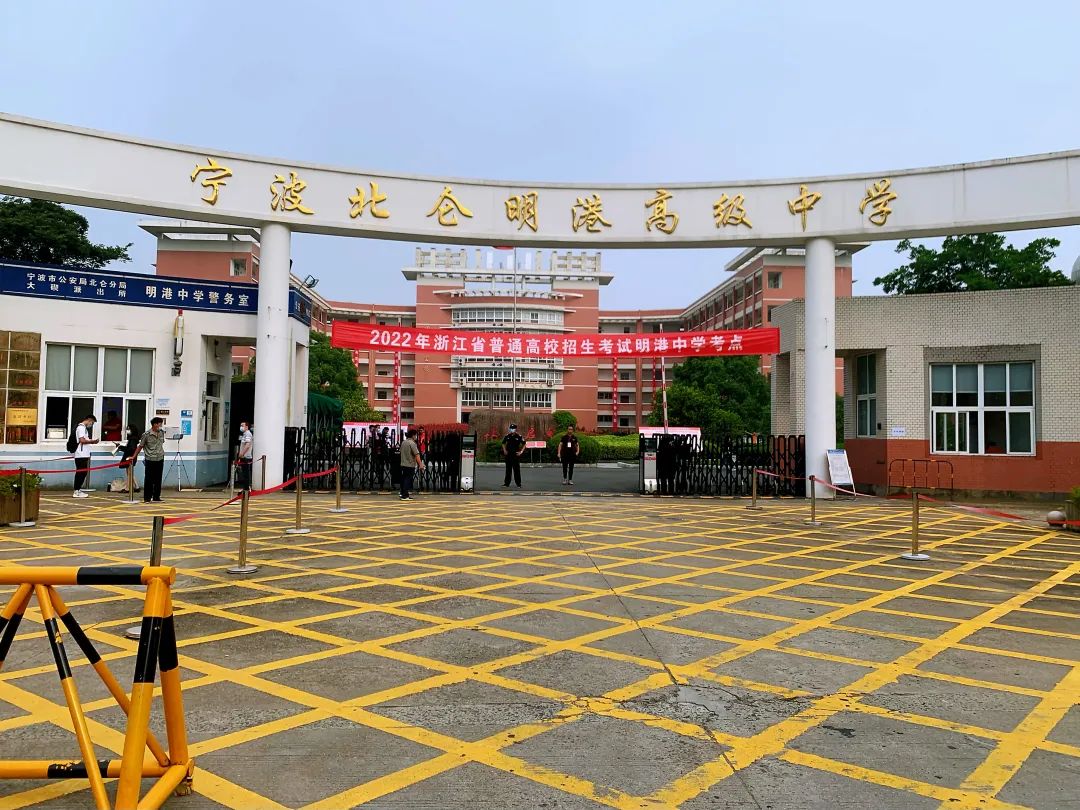 上午8点不到,在明港中学考点外,已经陆陆续续聚集了前来考试的考生和