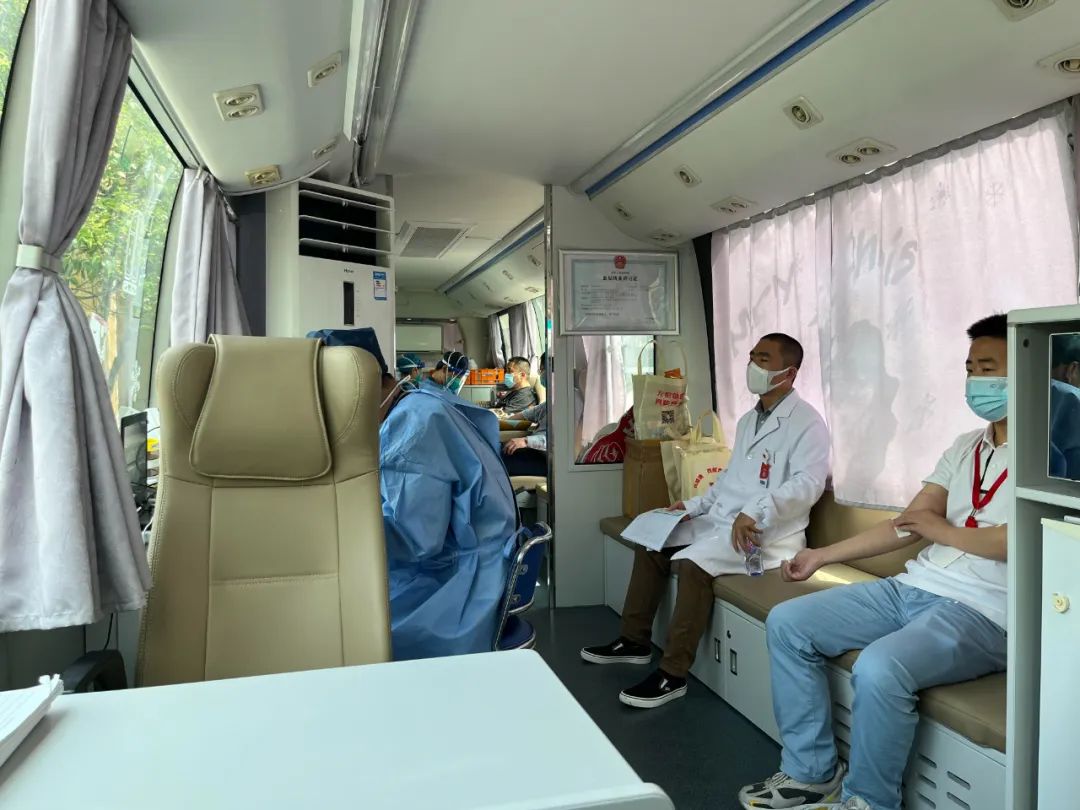 无偿献血流动车进单位奉贤血站重启团队点对点上门采血服务