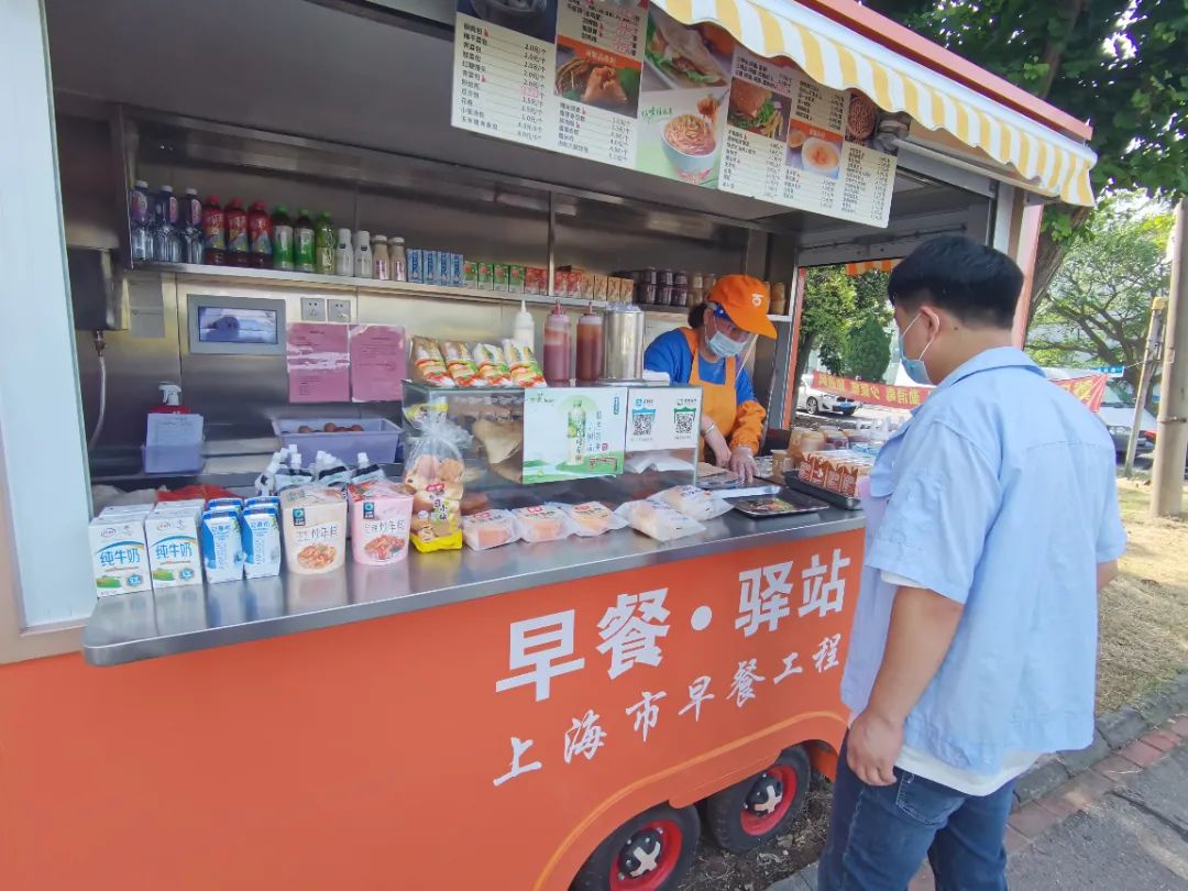 甜辣可口的手抓饼汤汁饱满的小笼包早餐驿站餐车复工啦