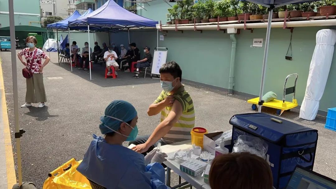 向阳居民区党总支书记陈颖华告诉记者,此次疫苗接种的预约人数约100人