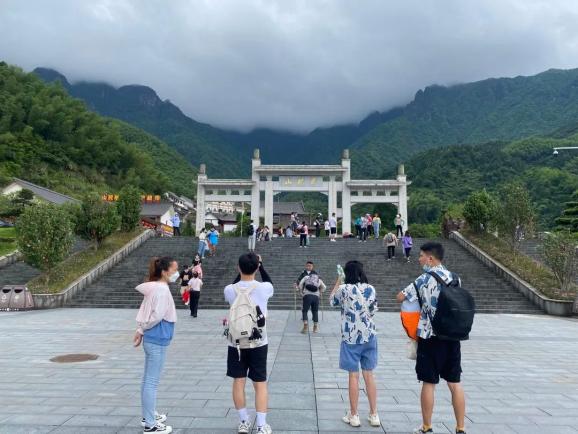 人氣攀升端午假期第二天武功山迎來跨省旅遊團