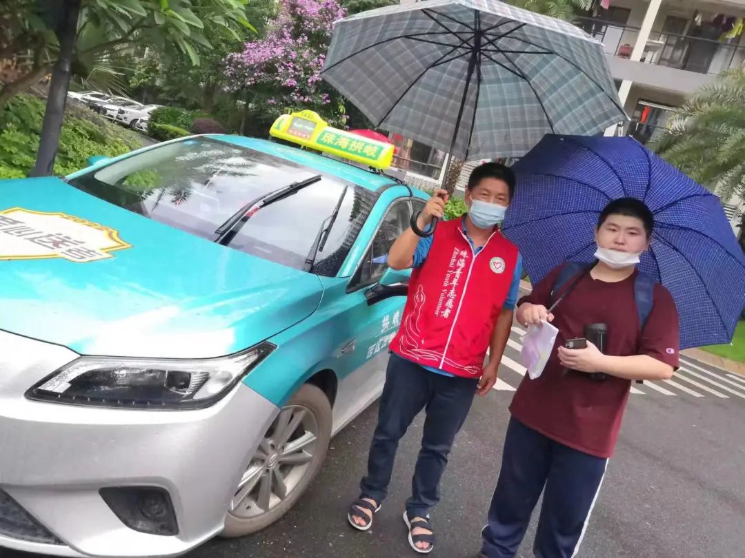 揭阳交警市区一大队二中队在揭阳第二中学门口发现一名考生左脚不慎