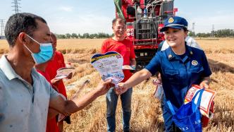 “豫北粮仓”滑县：181.2万亩小麦成熟，消防知识送给田间收割机手