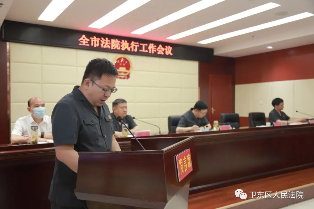 區委書記張偉在致辭中指出,衛東法院在推進法治衛東建設中,全力服務