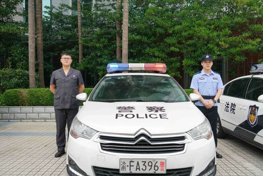 驾驶警车一路飞驰曝光忠县法院这两位干警