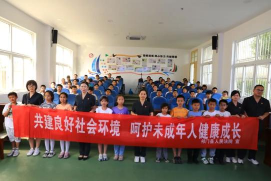 在历口中心小学,法院干警从"法"的含义"法"实施的重要原则"民法典"