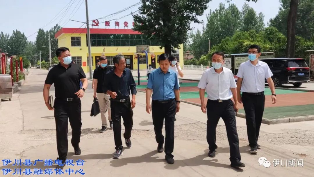 6月8日,县长王智朋到鸦岭镇调研,县委副书记,鸦岭镇党委书记杜志宇
