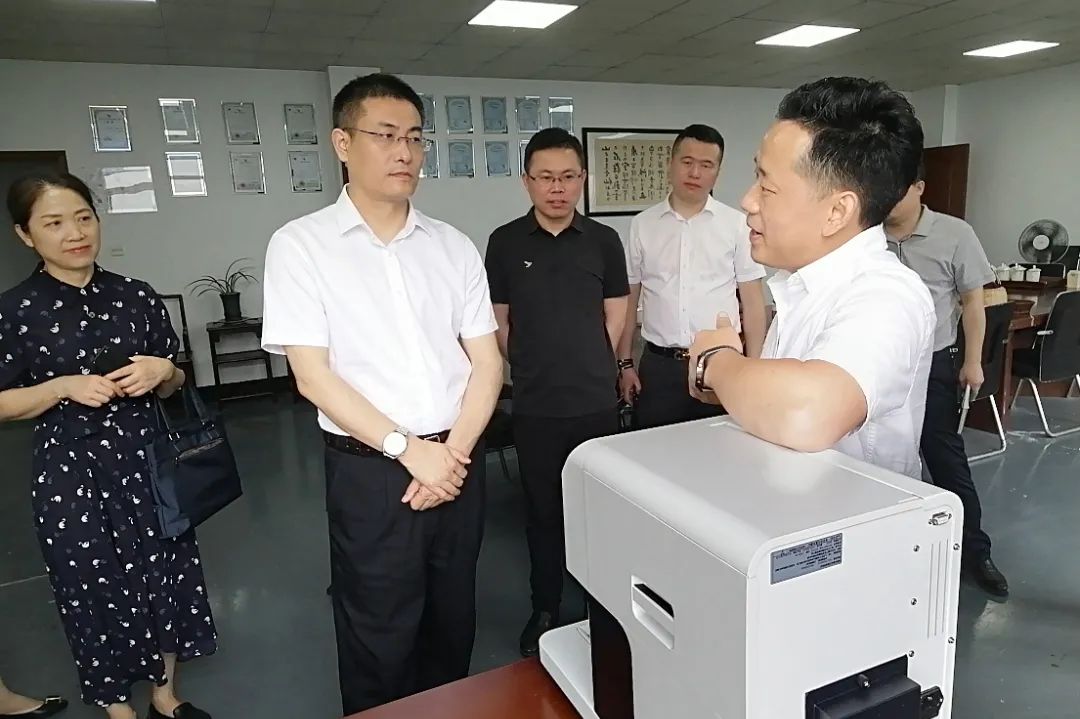 倪世英一行先后走进农工党萧山第六支部主委赵建德创办的浙江众申生物