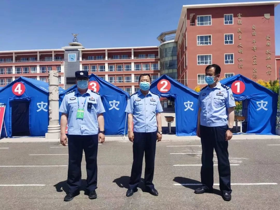 在卓资中学高考考点,班东波详细询问了考点执勤岗位的警力配备和武装