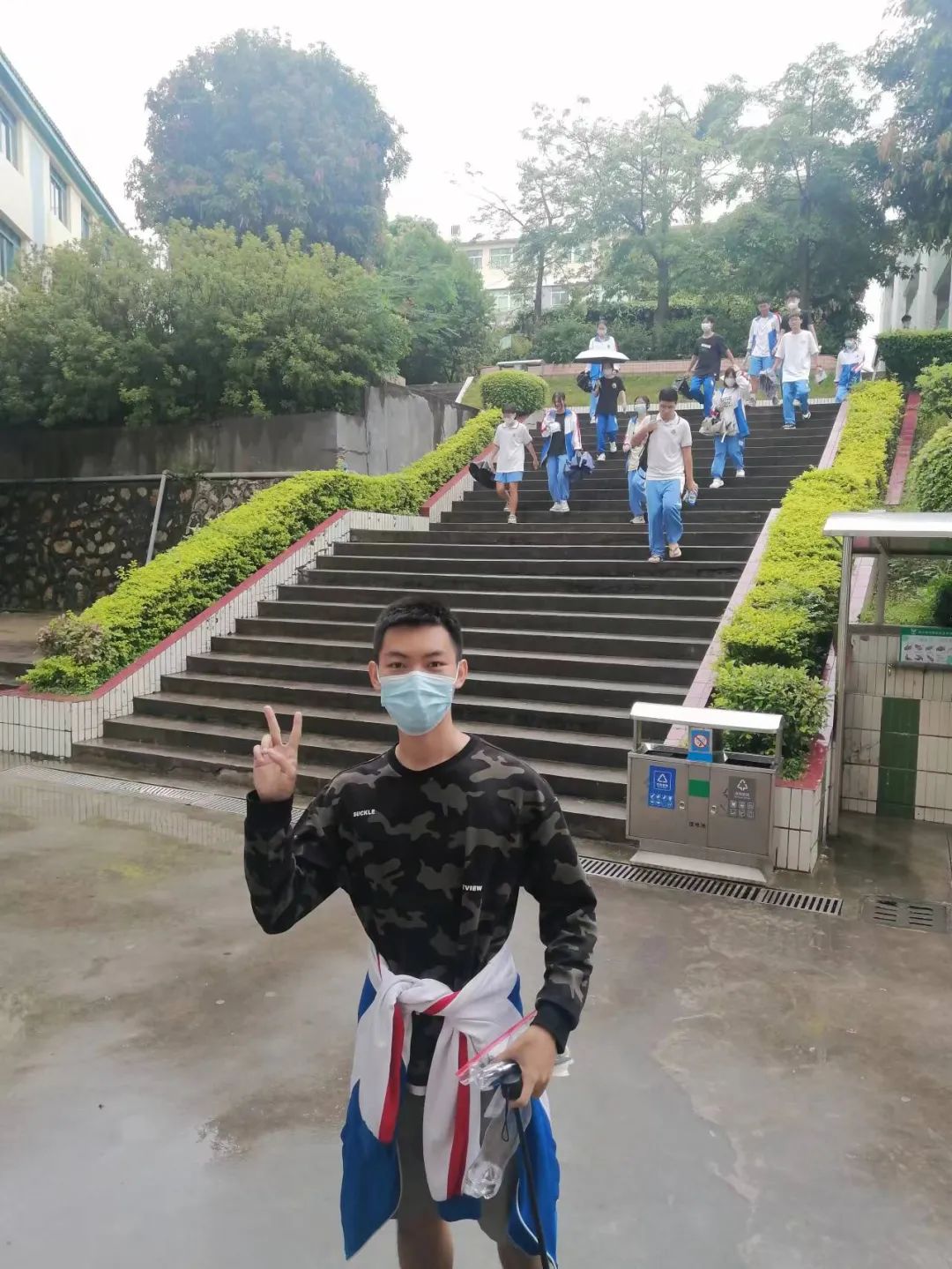 在恩城中学门口,今年退休的高三历史教师吴娟在校门口欢送学生赴考.