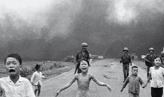 有这样一张著名的越战照片:在遭遇美军的凝固汽油弹袭击后,一个小女孩